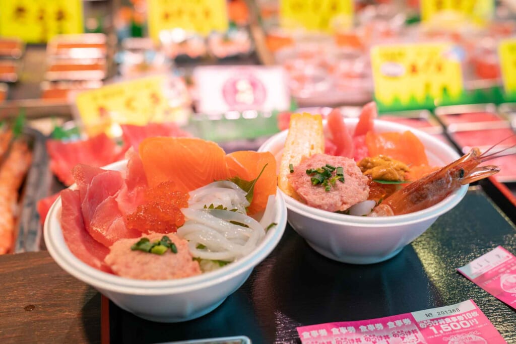 Bol de fruits de mer crus dans un marché au poisson japonais