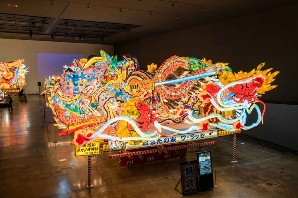 Un char coloré du festival Aomori Nebuta dans un musée
