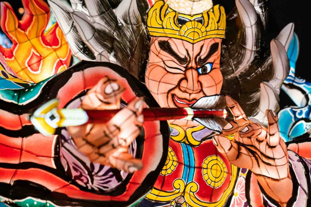 Le visage d'une lanterne colorée qui défile durant le festival Aomori Nebuta