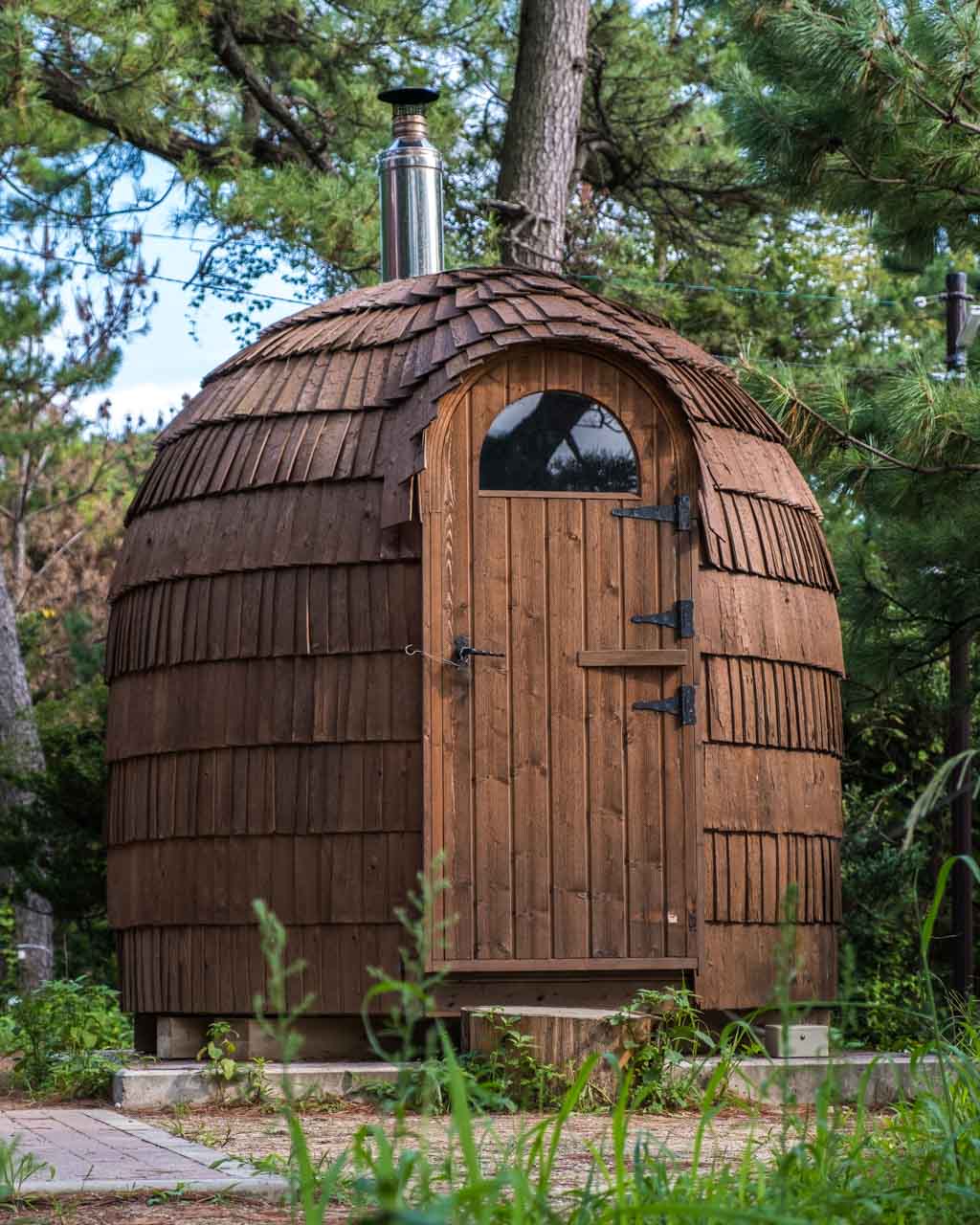 Sauna en bois en forme d'igloo au camping de Nagasakibana Resort