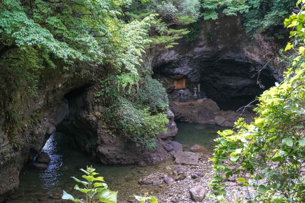 Gyoja Dokestu, la grotte cachée de Nagasakibana