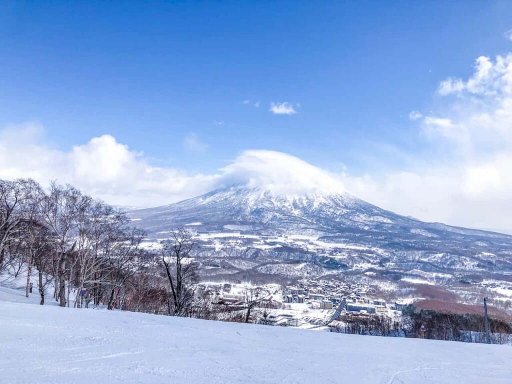 Une piste de ski japonaise offrant une vue dégagée sur le mont Yotei à Hokkaido
