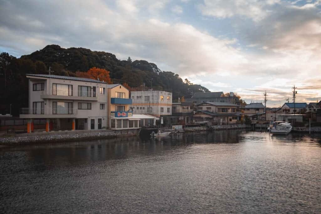 le port d'une petite ville japonaise dans la région de Hamamatsu