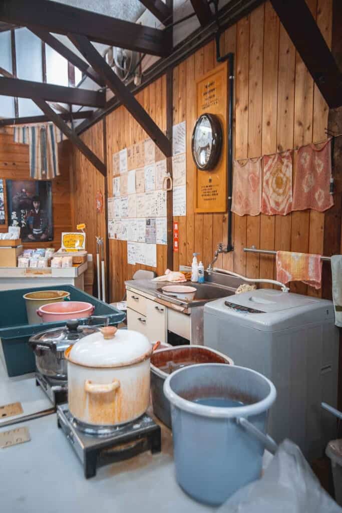 Un atelier artisanal japonais de teinture