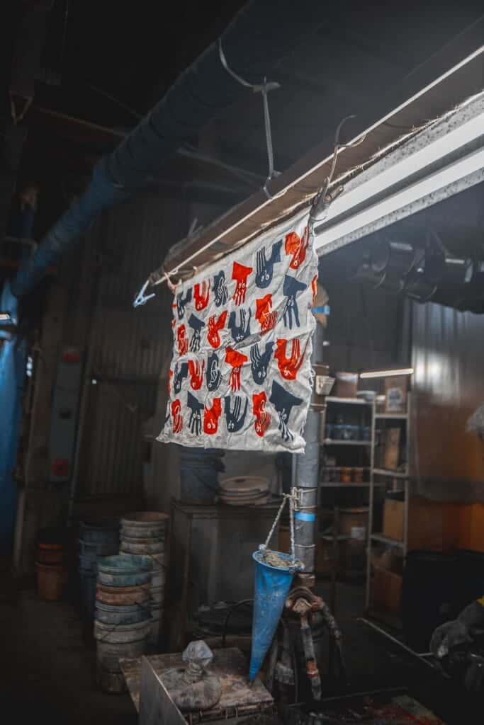 un tenugui artisanal suspendu dans un atelier à Hamamatsu
