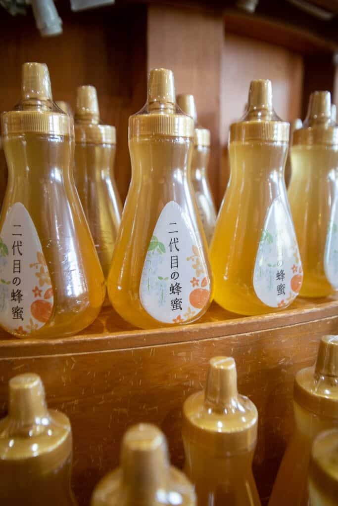 différentes variétés de miel dans une boutique japonaise spécialisée dans le miel