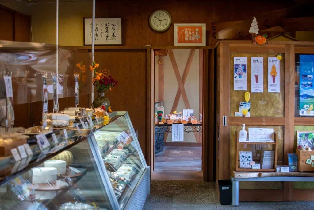 une petite boutique de spécialités locales à Hamamatsu