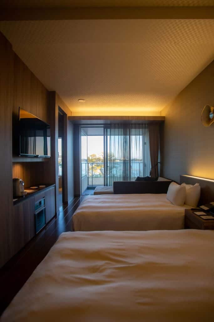 Une chambre d'un hôtel japonais sur les rives du lac Hamana