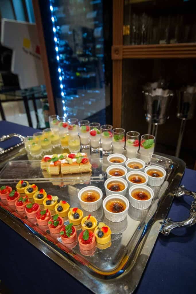 assortiment de desserts en libre service dans un hôtel japonais