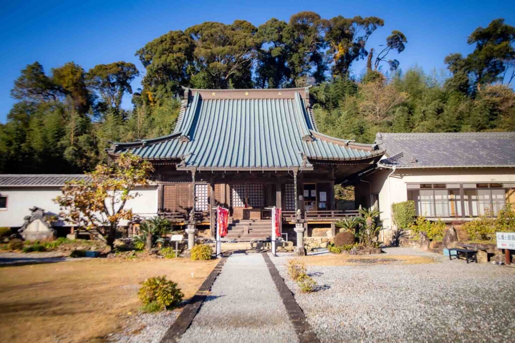 un temple japonais dans des montagnes à Hamamatsu