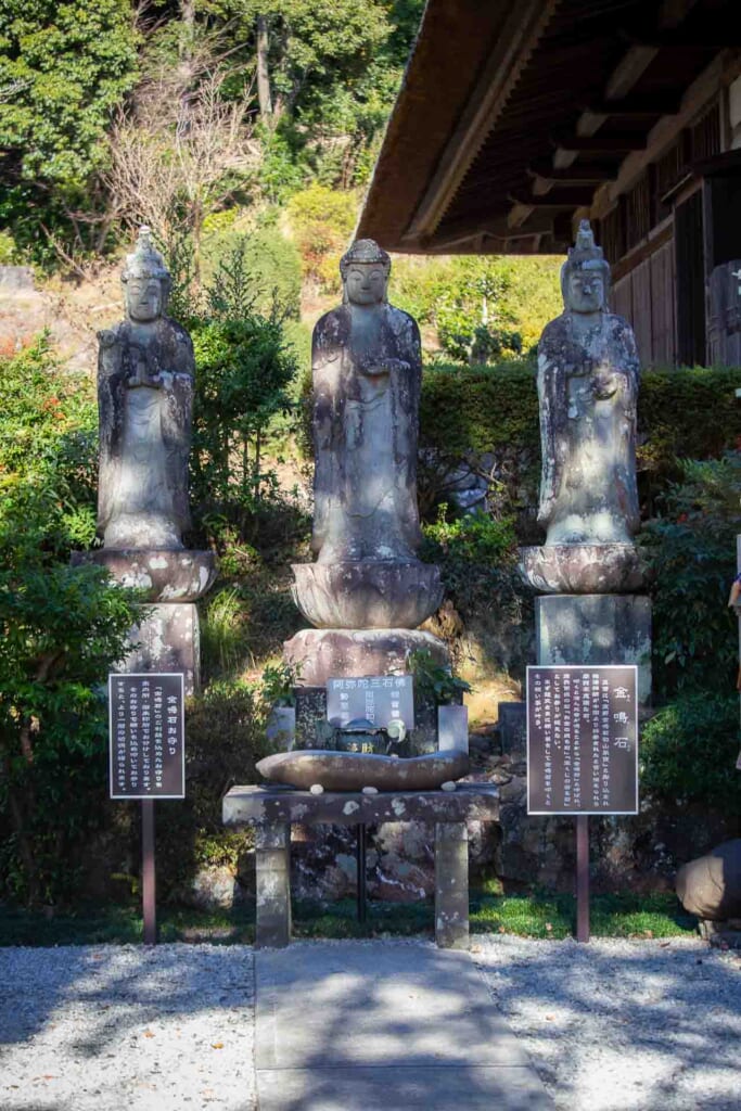 trois statues bouddhistes dans un temple bouddhiste japonais