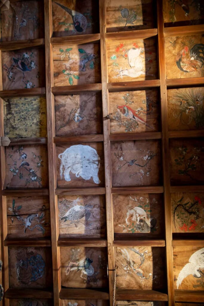 de très anciennes peintures au plfond d'un temple japonais du Kohoku Gozan