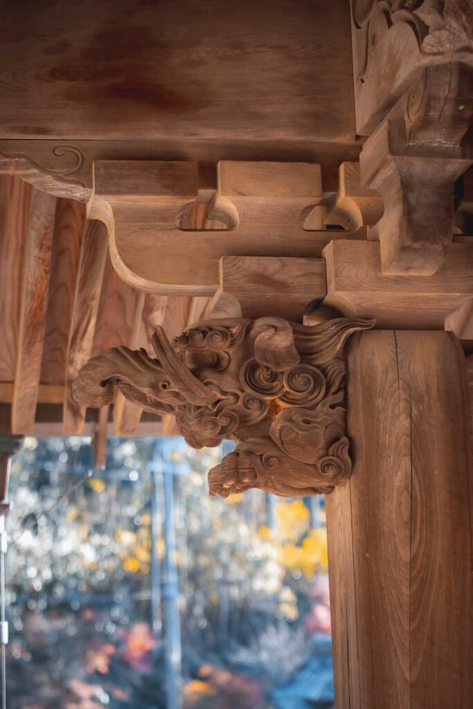 Sculpture de bois qui orne le pillier d'un temple bouddhiste japonais