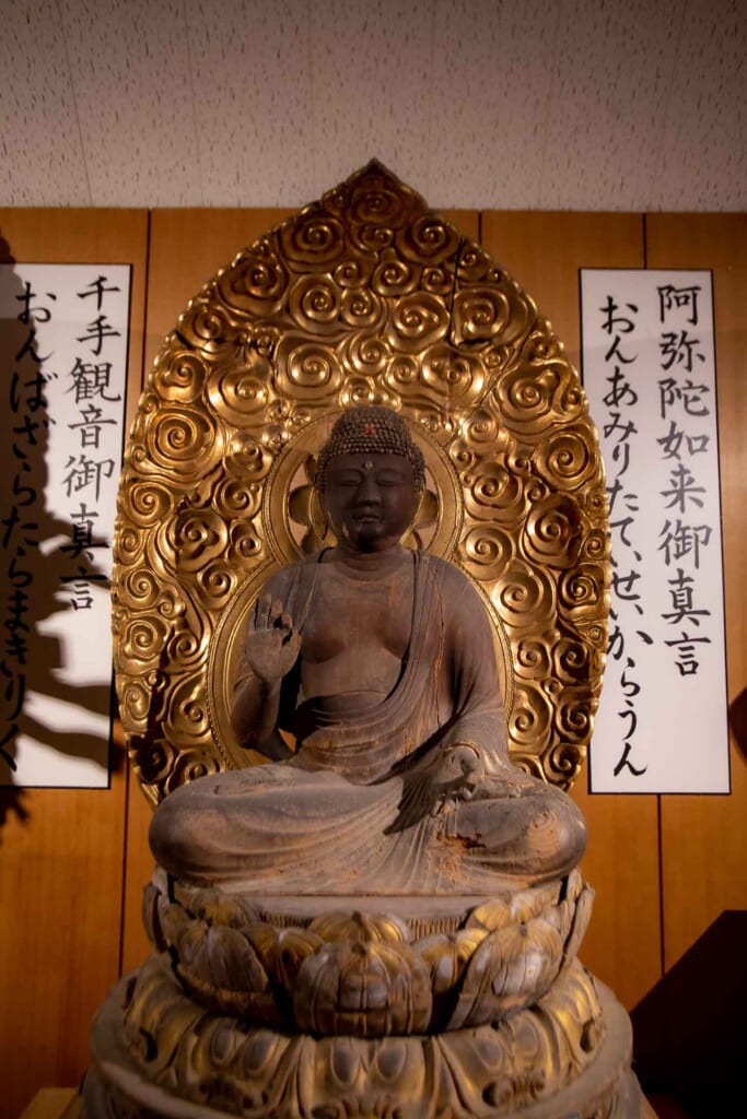 une sculpture bouddhiste en bois inscrite au patrimoine culturel du Japon