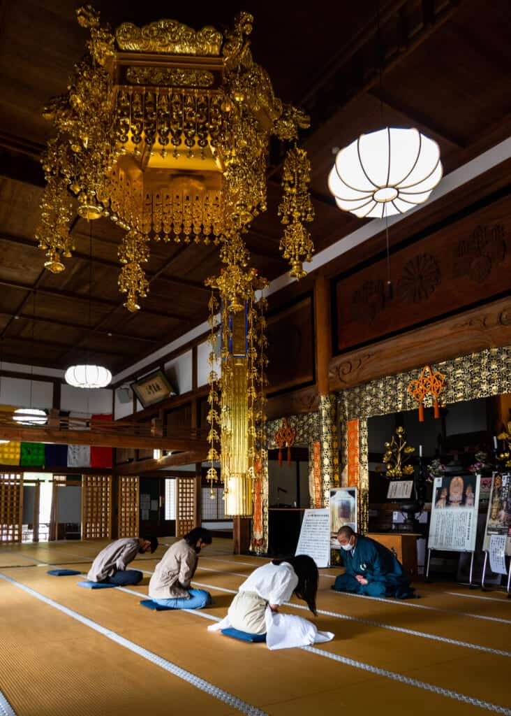 Une séance d'initiation à la méditation zazen dans un temple japonais