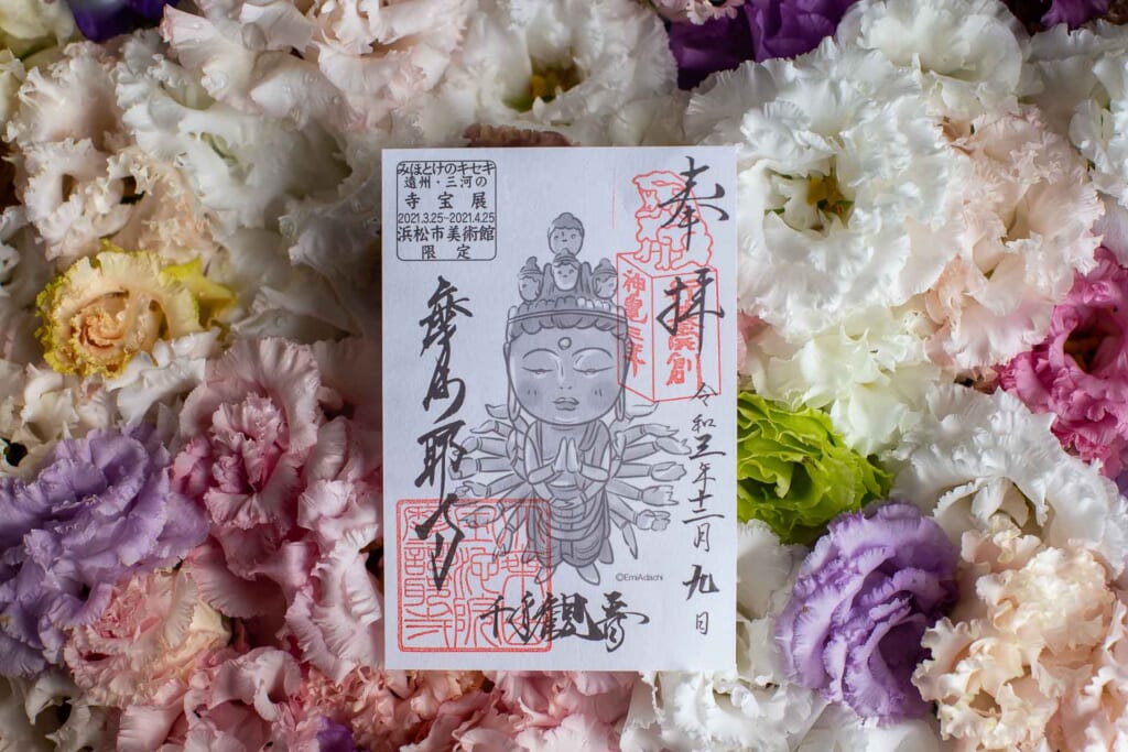souvenir d'un temple japonais photographié sur un tapis de fleurs
