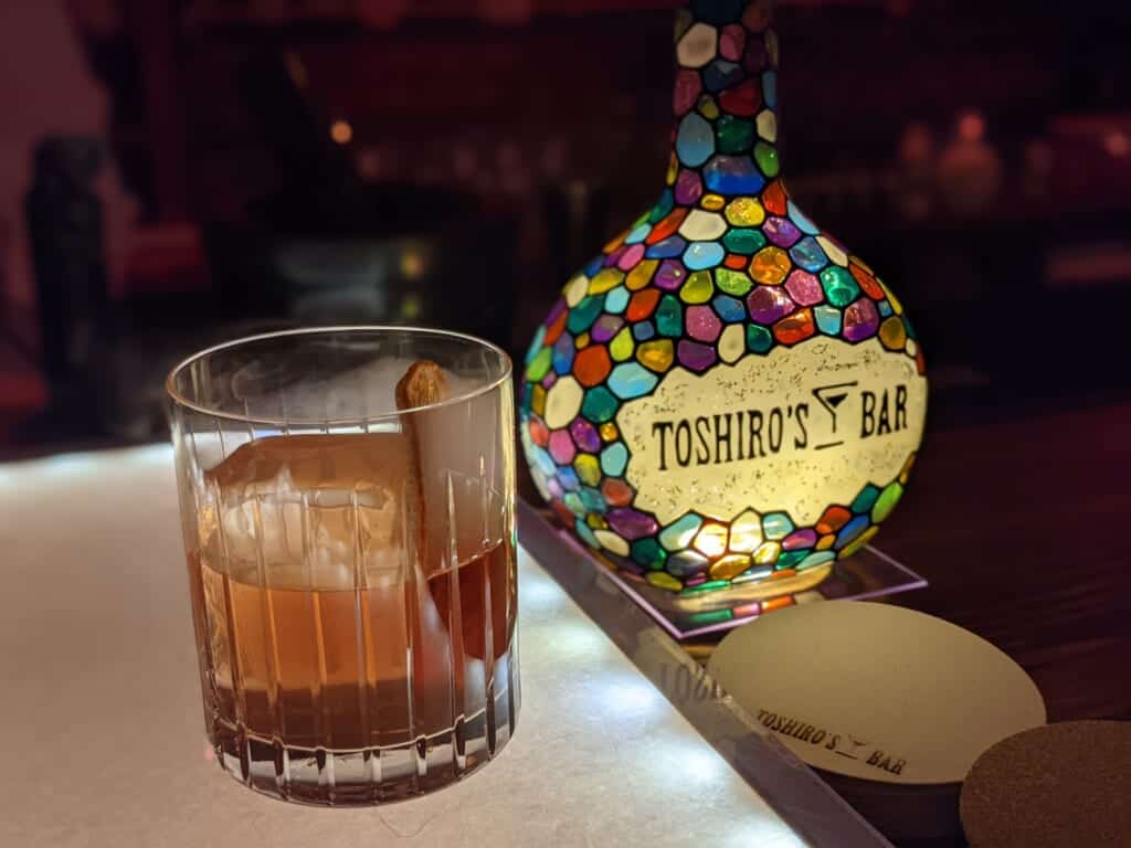 Un verre de whisky à Toshiro's Bar, à Niseko