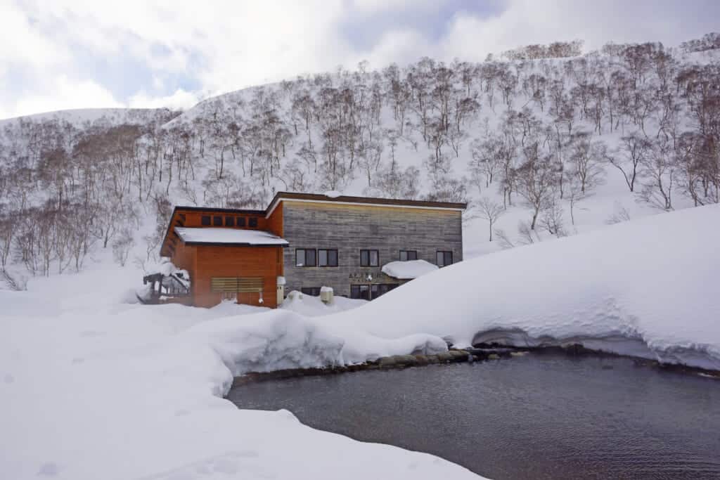 Un onsen sous la neige près d'une station de ski d'Hokkaido