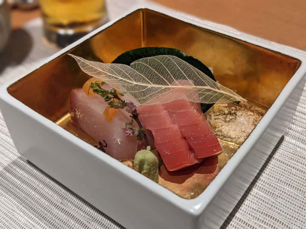 assortiment de sashimis dans un ryokan à Hokkaido