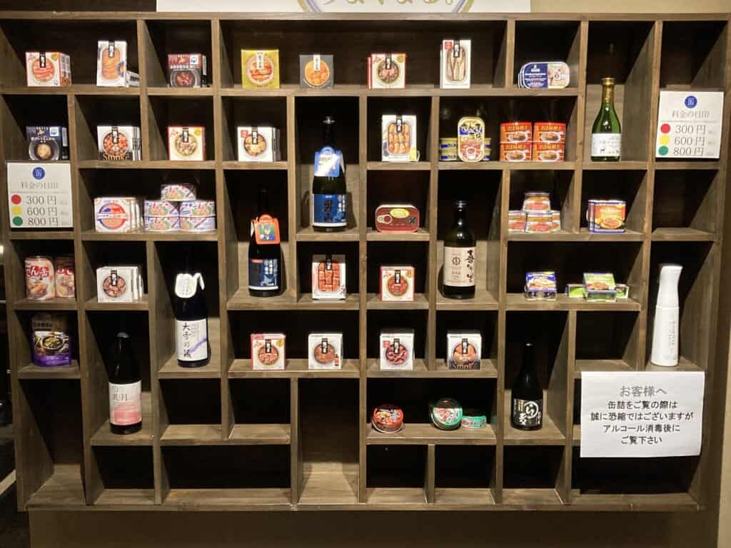 Des produits japonais alignés dans la boutique d'une station de ski d'Hokkaido