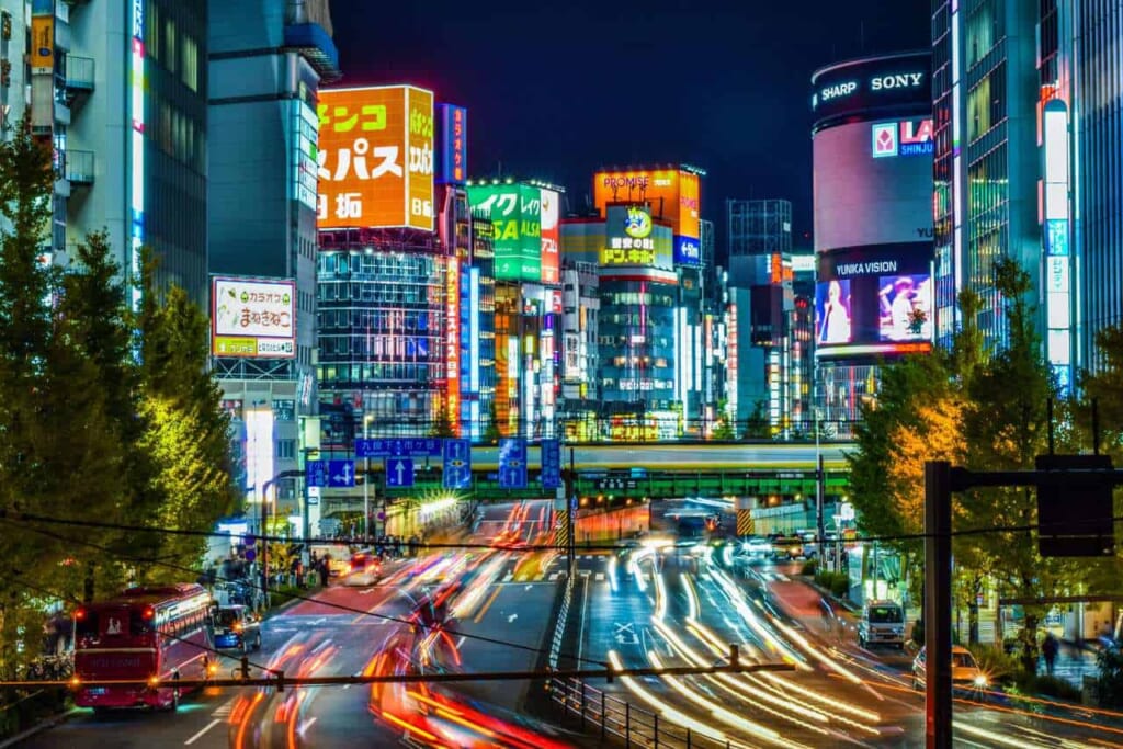 Vue de nuit du quartier de Shinjuku à Tokyo