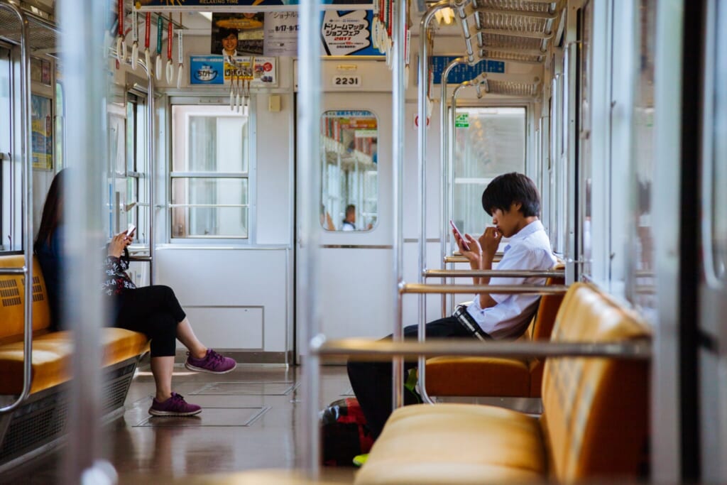 Collégien dans un train japonais