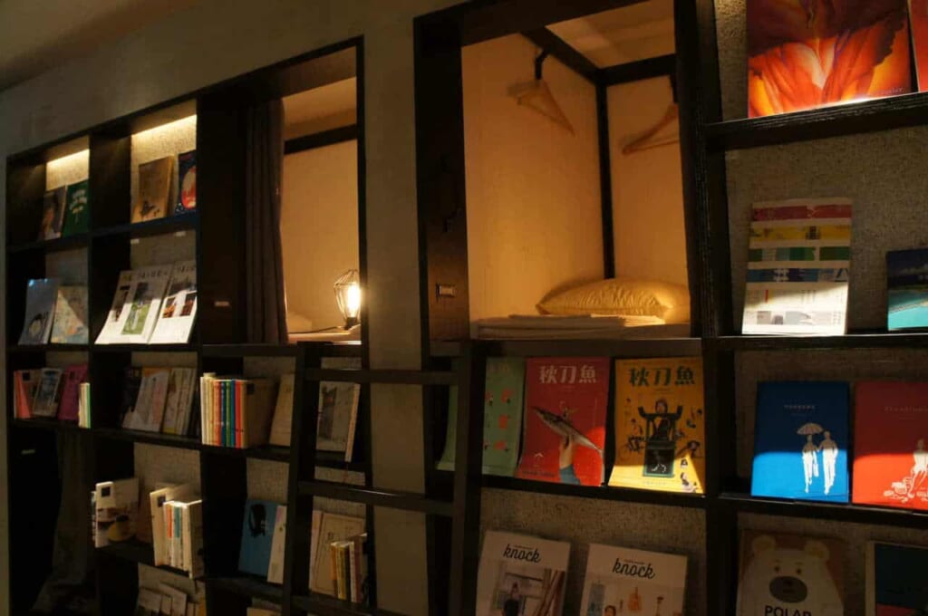 Chez Book and Bed, on trouve des lits de style capsule entre les étagères | © Clémentine Cintré