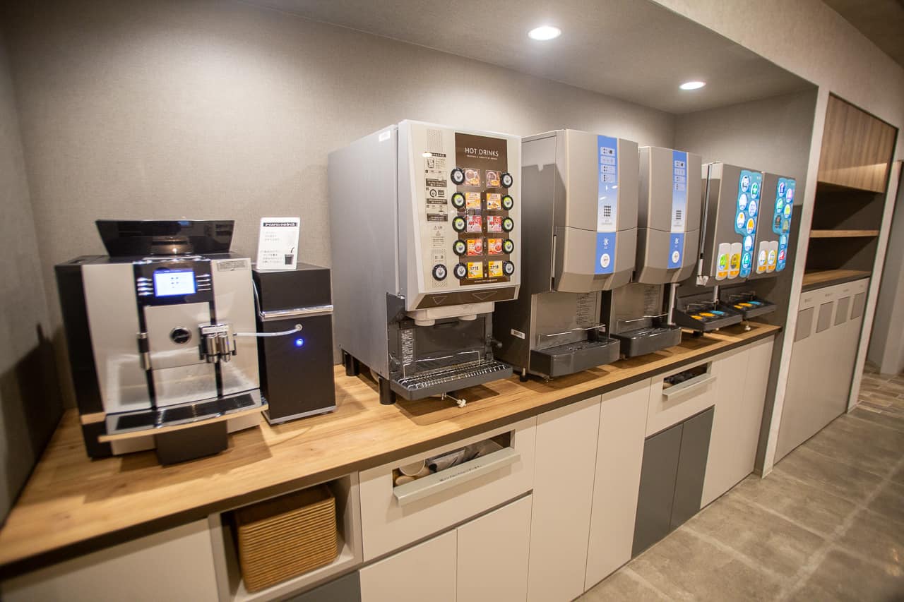 Les espaces publics des manga-cafés disposent de distributeurs de boissons gratuites pour leurs clients.