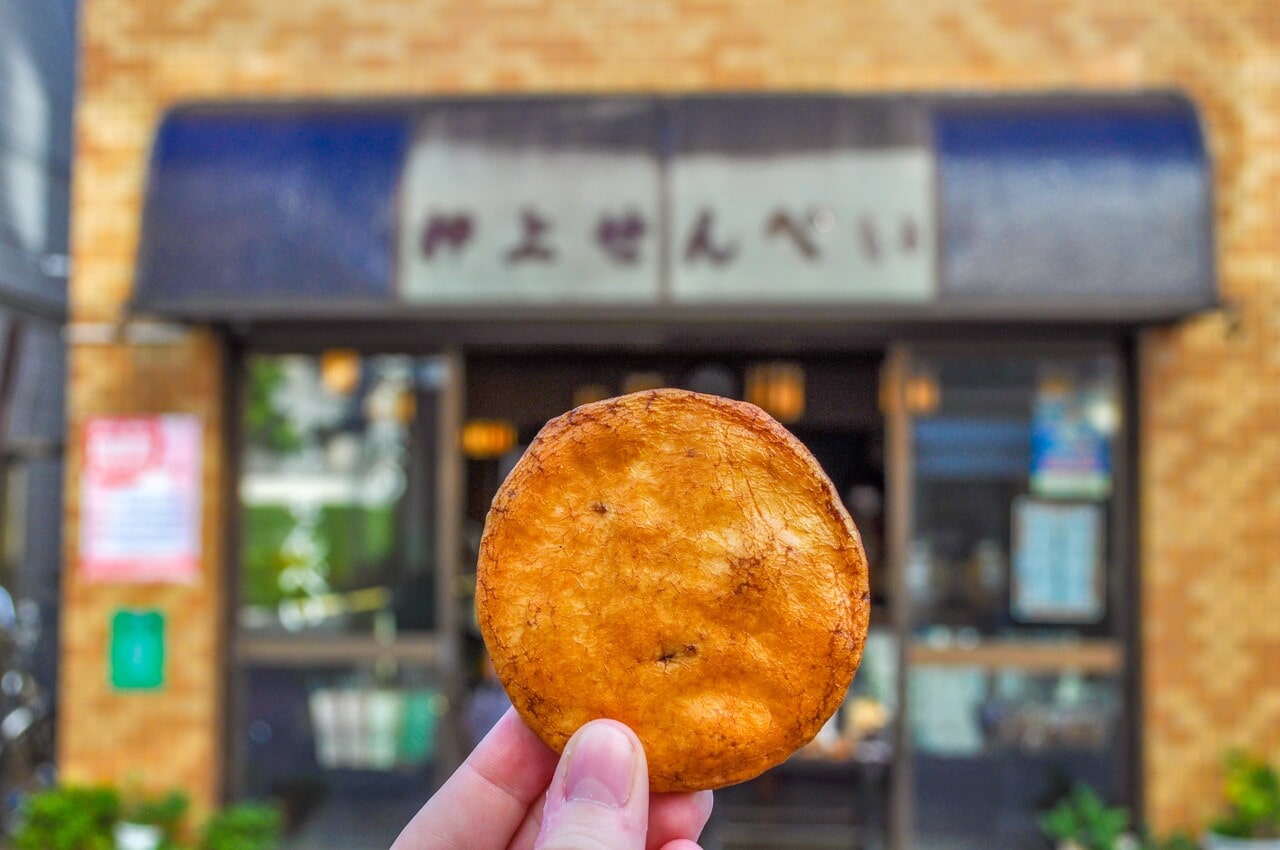 Senbei au shoyu (sauce soja) de chez Différents types de senbei disponibles chez Oshiage senbei à Sugamo