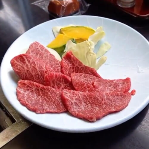 Bœuf d'Iki servi en yakiniku avec des légumes