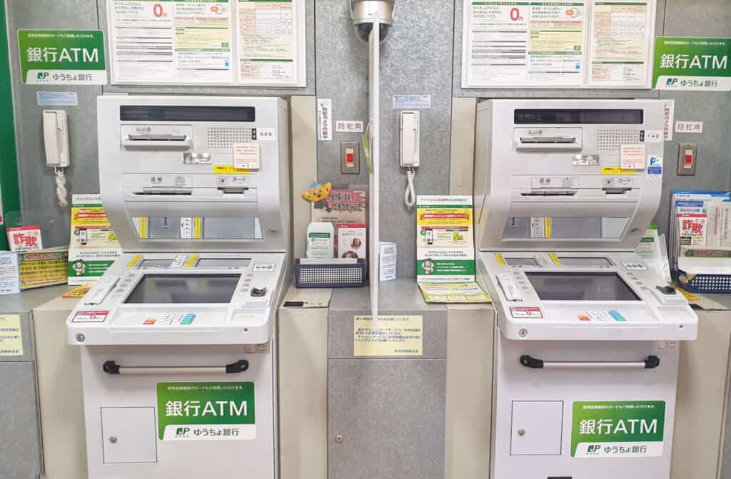 Distributeur de billets automatique de la banque postale japonaise 