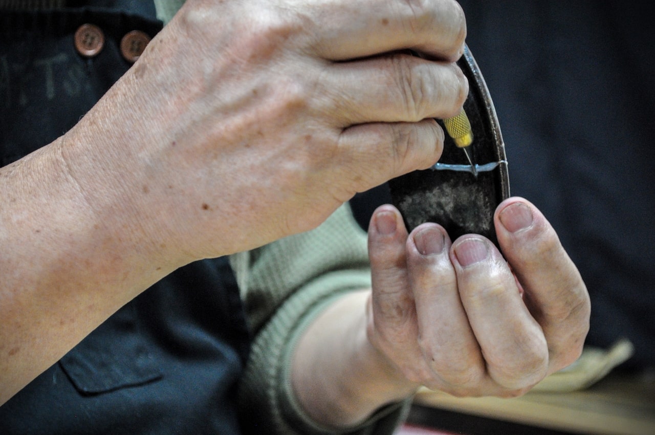 Atelier de kintsugi - retrait du surplus de colle