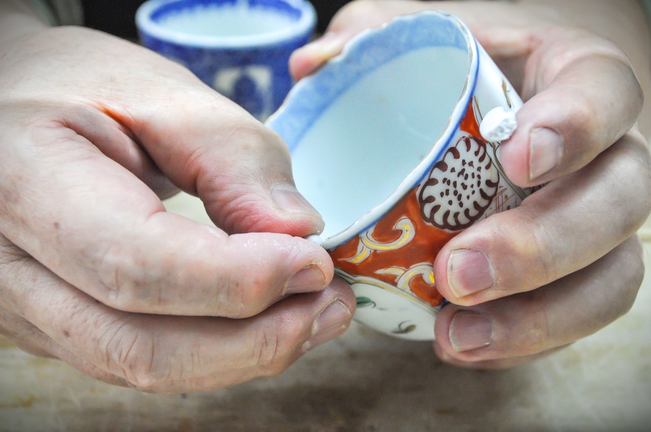 Atelier de kintsugi - mise en place de la pâte sur les côtés ébréchés