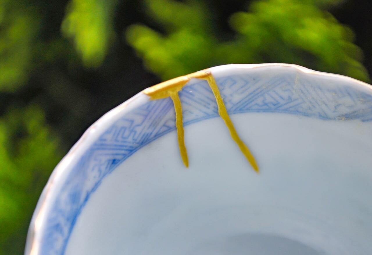 Fissures sublimées à l'aide de la technique kintsugi