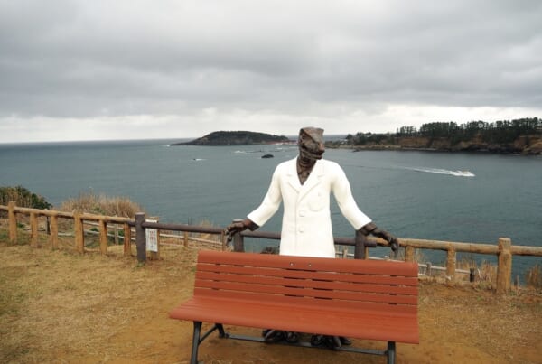 les falaises de Tojinbo avec un dinosaure de la prefecture de Fukui