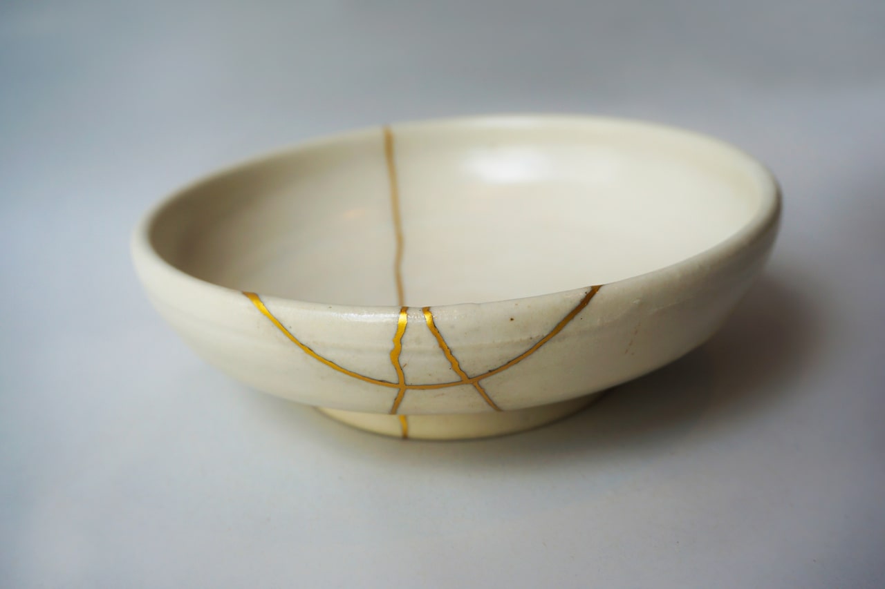 Céramique aux fissures dorées, réparée avec la technique du kintsugi