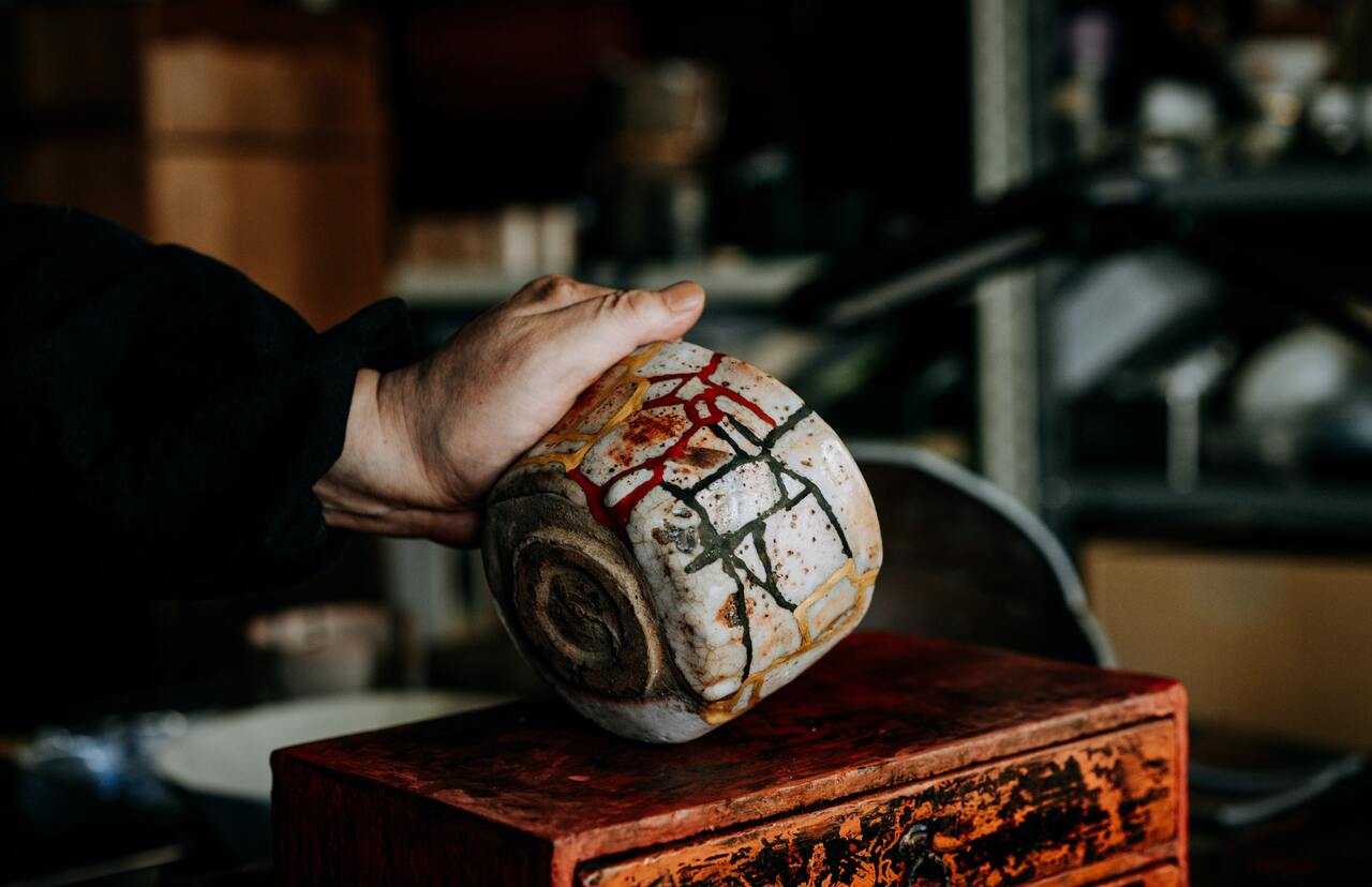 Artisan spécialiste du kintsugi