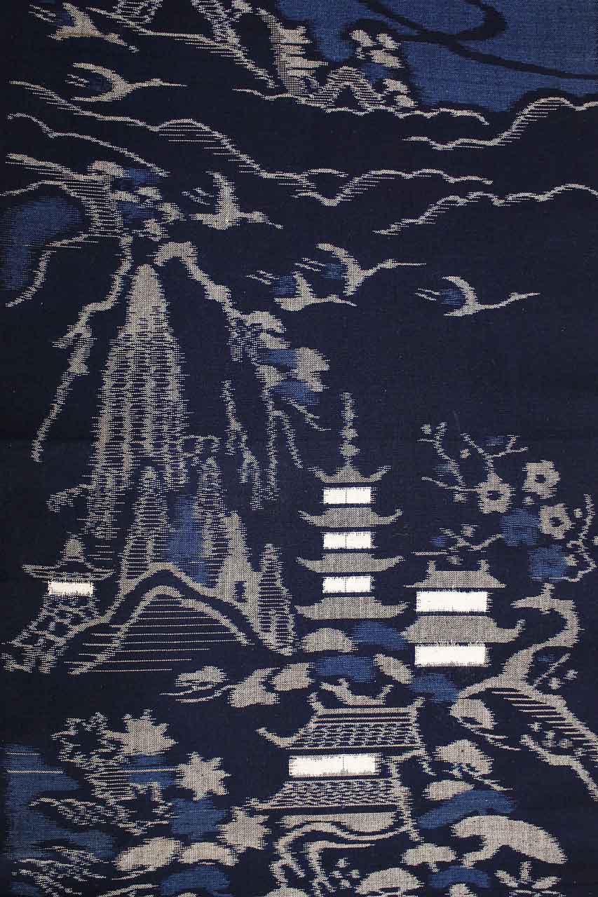 Un morceau de Kurume kasuri représentant un temple ou un sanctuaire dans les montagnes.