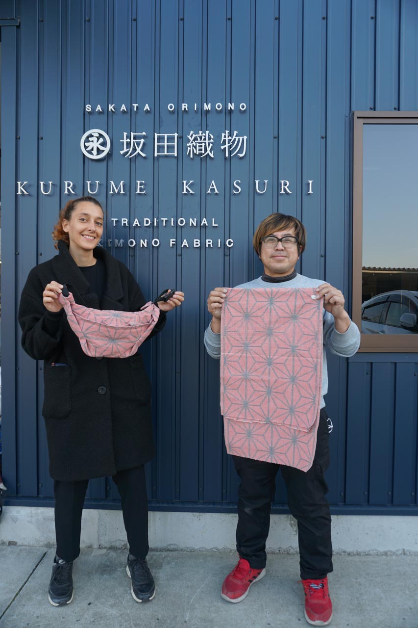 M. Sakata et moi qui tenons dans nos mains du Kurume kasuri rose pastel et gris.