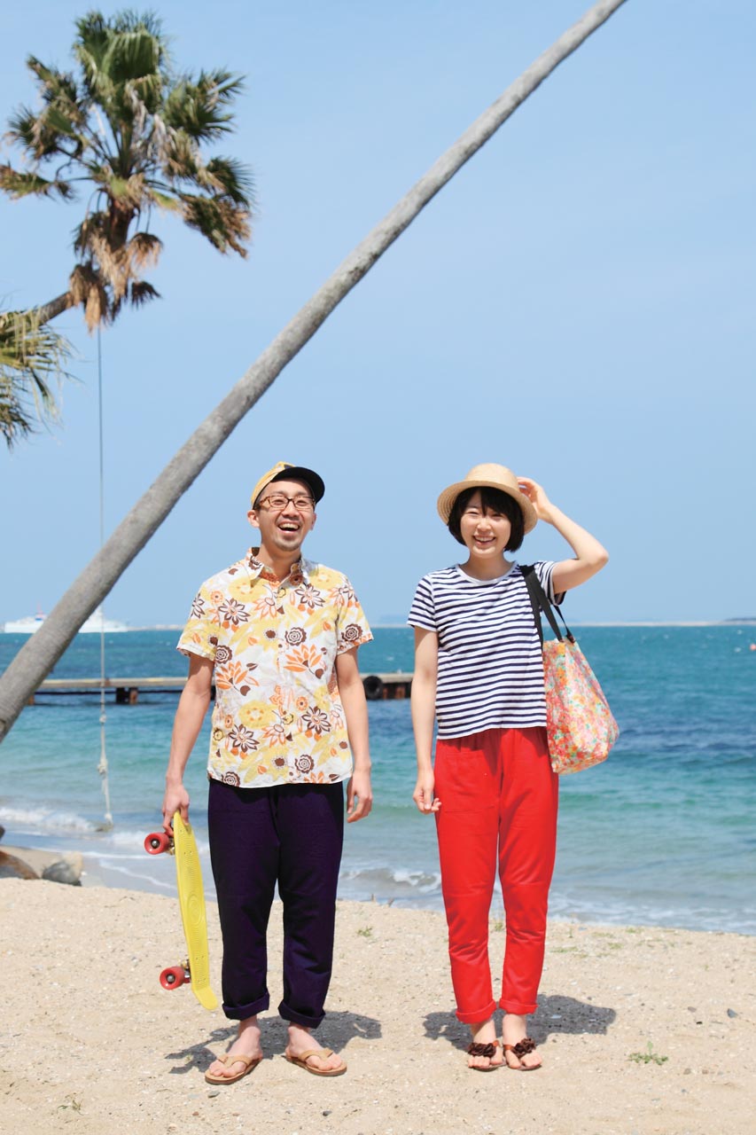 Deux personnes sont à la plage et portent des pantalons à carreaux en Kurume kasuri