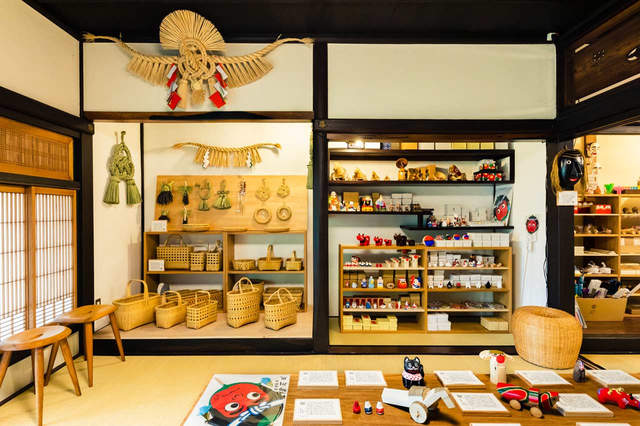 grande sélections d'objets d'artisanat à découvir dans la boutique Unagi-no-Nedoko à Yame