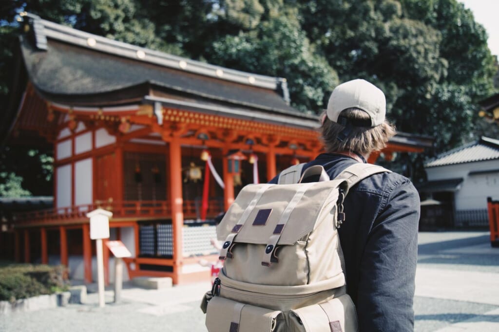 touriste étranger au fushimi inari taisha de kyoto
