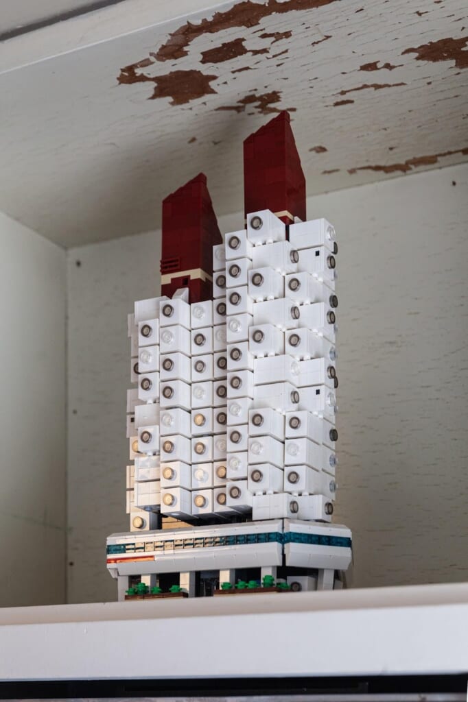 Un maquette en LEGO de la Nakagin Capsule Tower