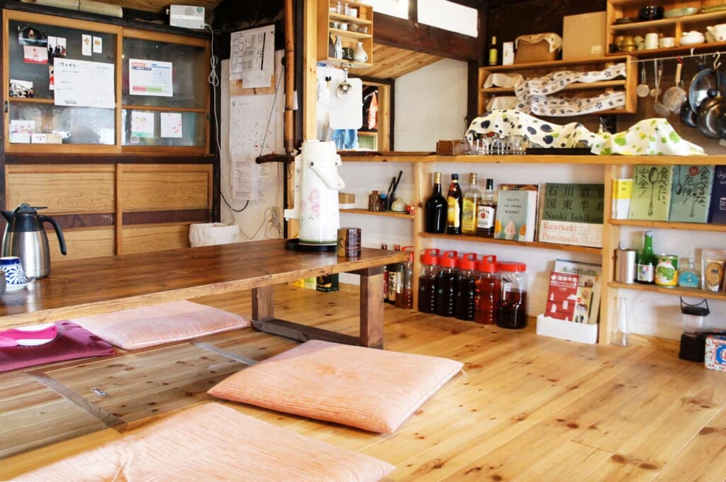 Intérieur d'une maison traditionnelle japonaise kominka rénovée : cuisine et salle à manger