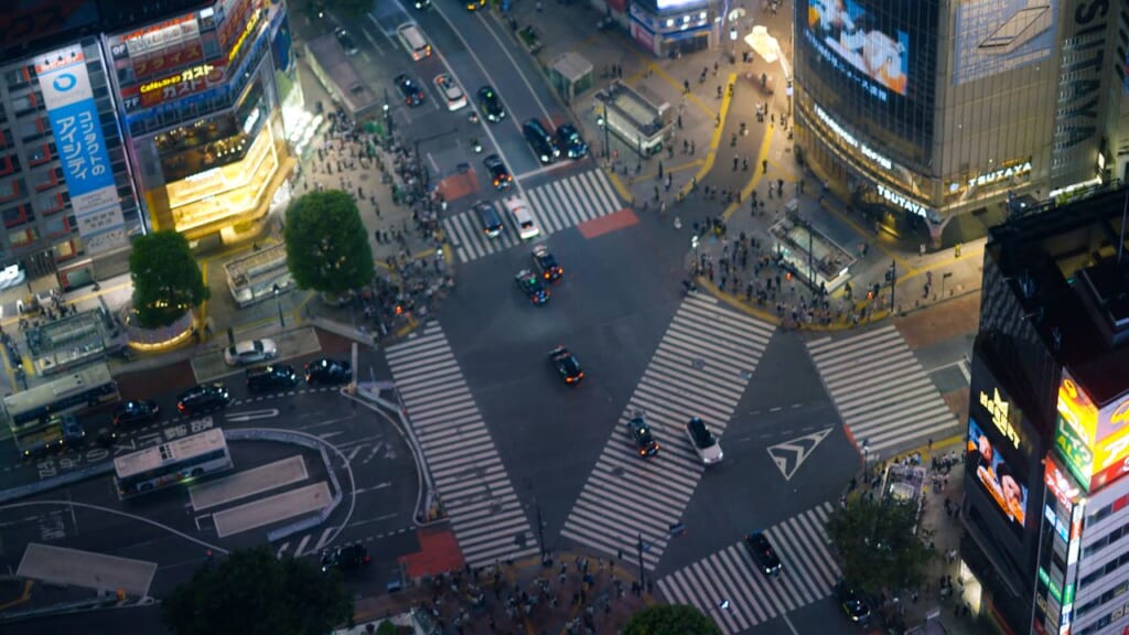 grand carrefour du Scramble Crossing de Shibuya à Tokyo