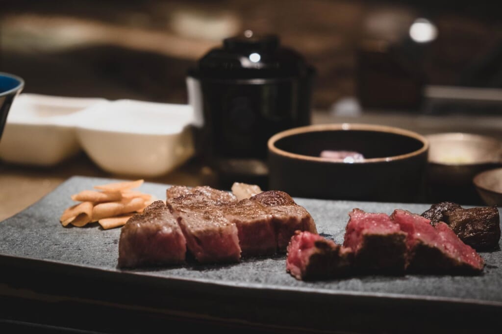 Bœuf japonais wagyu dans un restaurant de teppanyaki à Tokyo