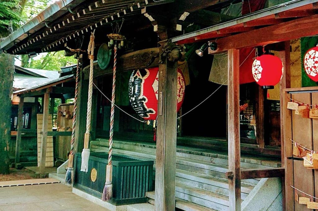 Temple Fudoson dans la vallée de Todoroki à Tokyo, avec une grosse lanterne rouge 