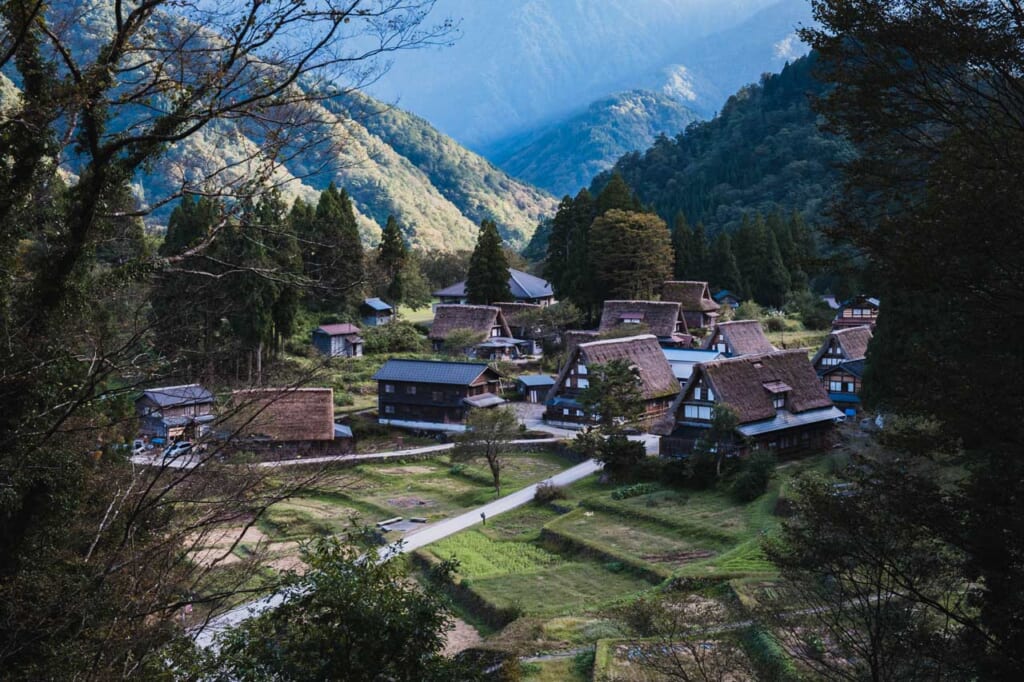 Maisons aux toits de chaume dans un village rural japonais dans les montagnes : Ainokura à Gokayama