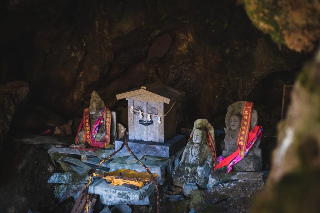 Statues bouddhistes dans une grotte sur des monts sacrés de Tateyama 