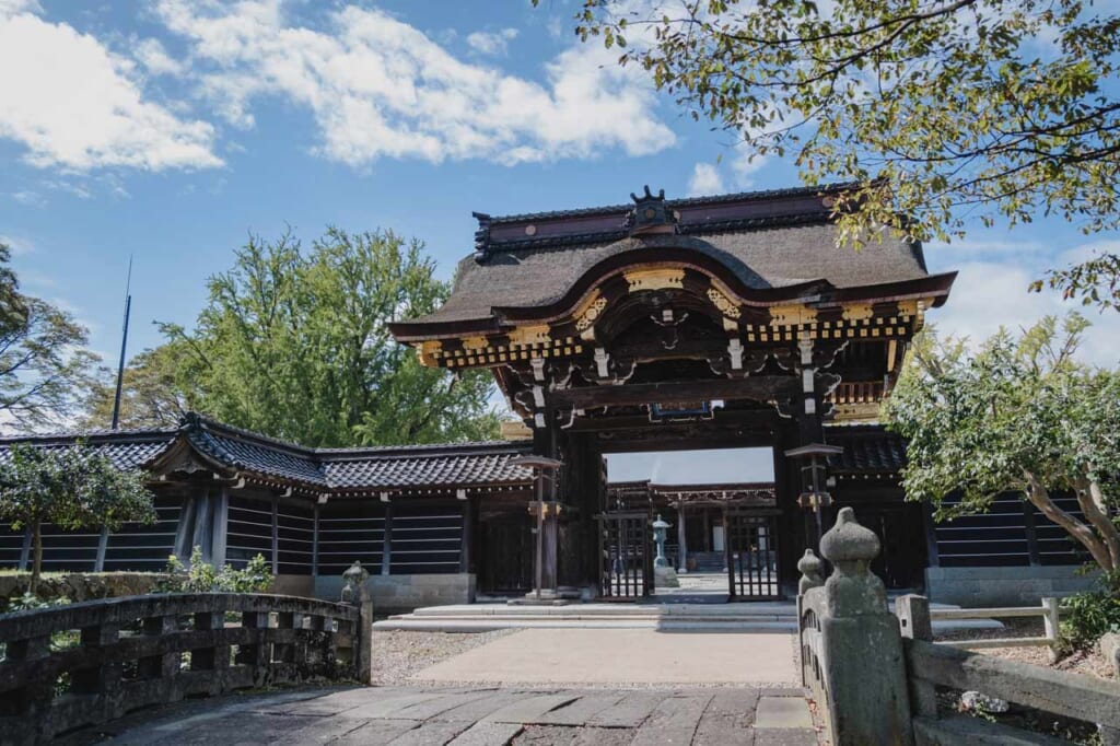 Porte en bois du temple Shoko-ji à Toyama